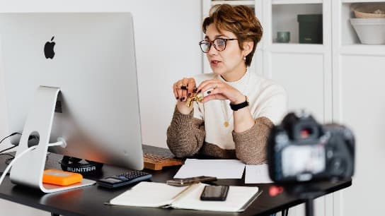 How To Teach Online Courses With Confidence